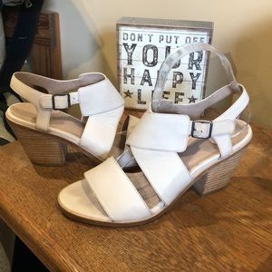 Eileen Fisher Nude Stacked Heel sandal size 7 1/2